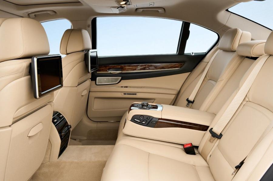  BMW 7-Series 2013 года  (фото 38 из 123)